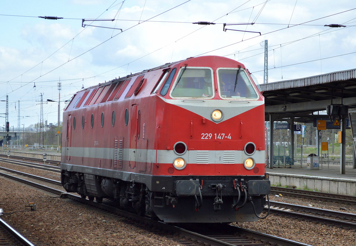 Die sehr schöne CLR 229 147-4 (92 80 1229 147-4 D-CLR) bei der Durchfahrt Bhf. Flughafen Berlin-Schönefeld.