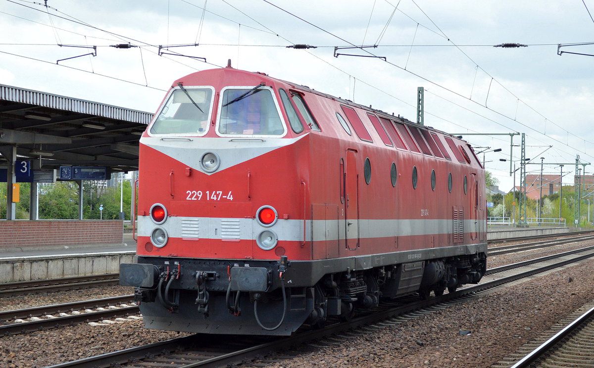 Die sehr schöne CLR 229 147-4 (92 80 1229 147-4 D-CLR) bei der Durchfahrt Bhf. Flughafen Berlin-Schönefeld.