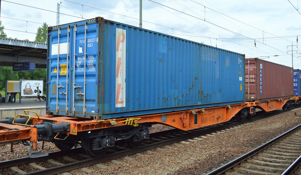 Die singapurische Reederei Pacific International Lines (Private) Limited (PIL) gehört zu den 20 größten Containerreedereien weltweit, hier einer von über 350.000 Container dieses klaasischen Unternehmens am 23.07.16 Bf. Flughafen Berlin-Schönefeld.