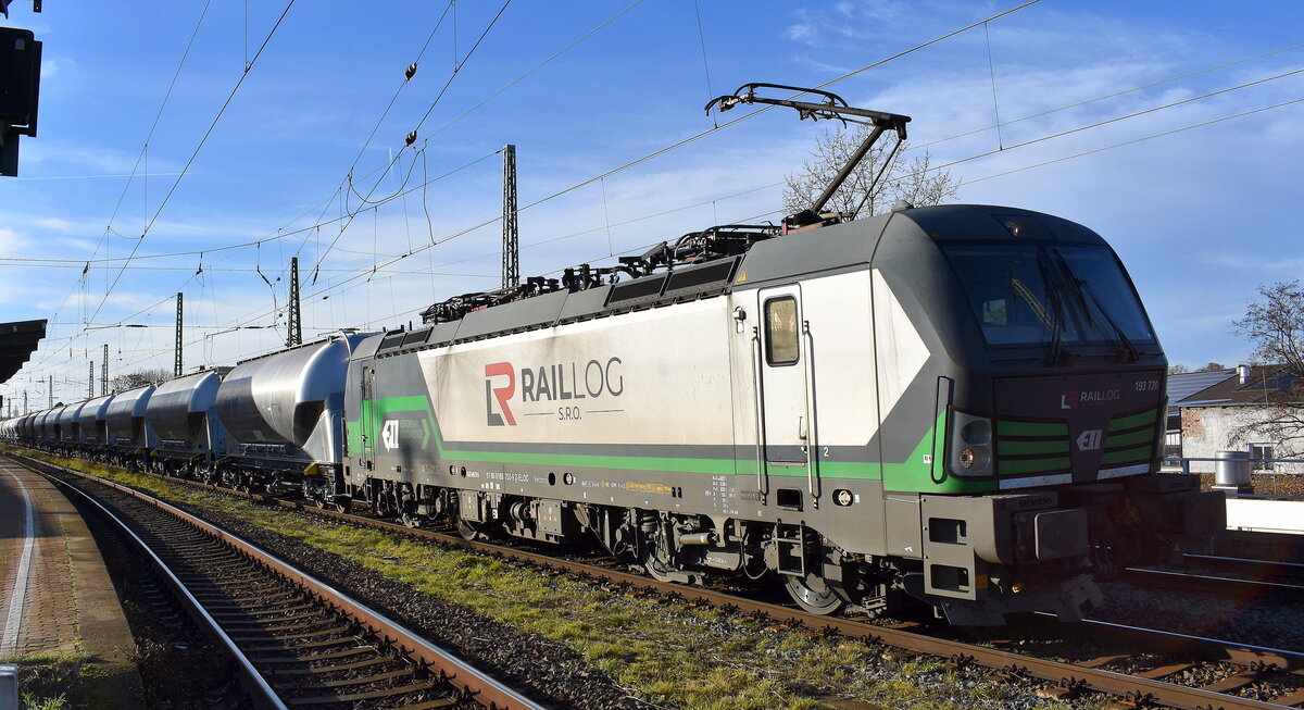 Die slowakische RailLog s.r.o., Levice [SK] mit der geleasten ELL Vectron   193 730  [NVR-Nummer: 91 80 6193 730-9 D-ELOC] und einem Staubgutzug am 08.12.25 Höhe Bahnhof Magdeburg-Neustadt.