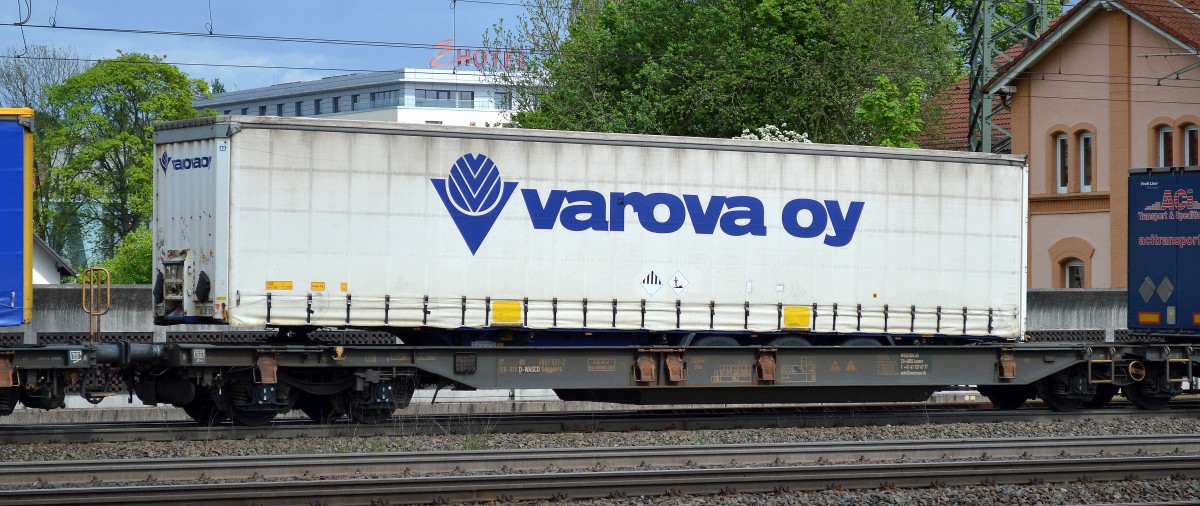 Die Sped. varova oy aus Finnland mit LKW-Auflieger am 03.05.14 Bhf.Fulda.