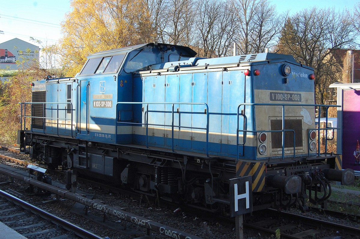 Die Spitzke Lgistik Lok V 100-SP-006  Marieke  (92 84 2203 006-6 NL-SPS, LEW Bj.1971) ist bei der niederländischen Tochter Spitzke Spoorbouw B.V. zugelassen und steht nun schon eine ganze Weile direkt am Nebengleis S-Bhf. Berlin-Nöldnerplatz abgestellt, 26.11.13