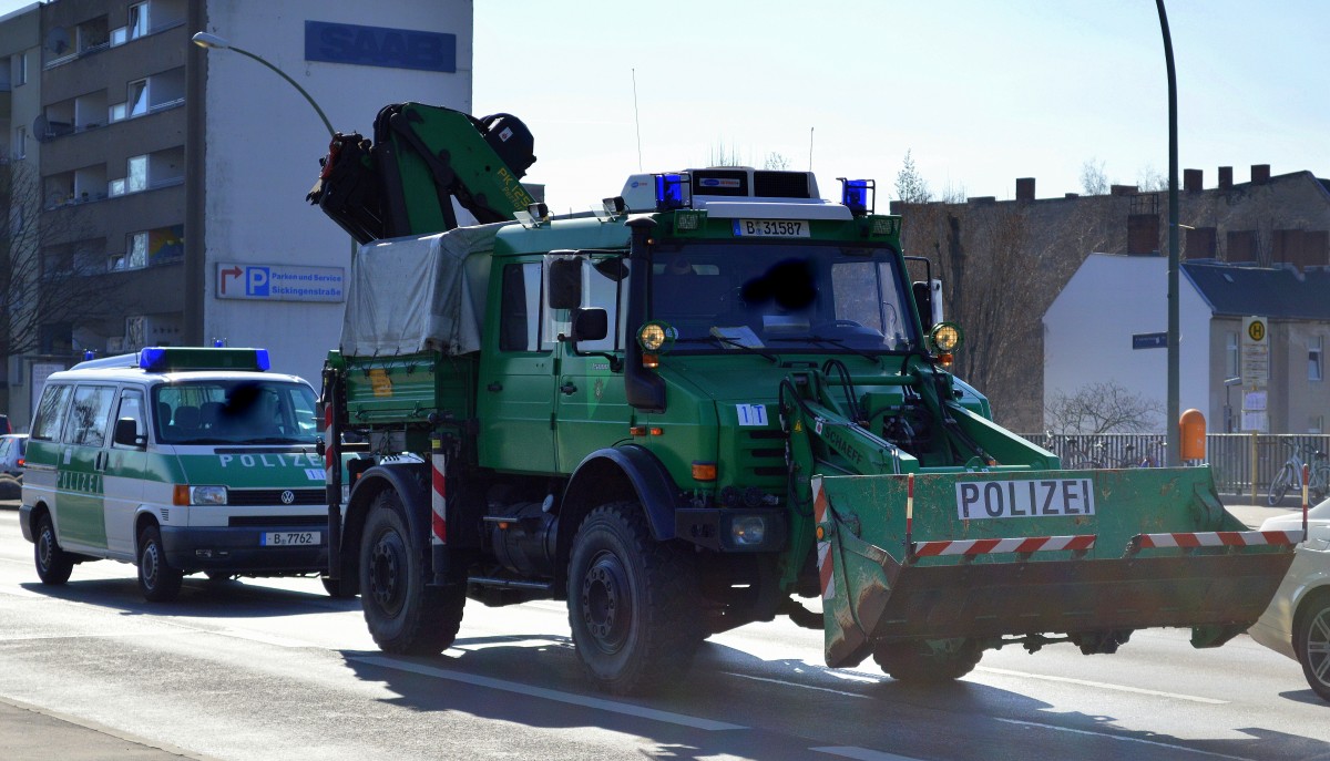 Die technische Einsatzeinheit der Berlner Polzei mit ihrem MB UNIMOG U 5000 mit SCHAEFF Frontlader und PALFINGER PK 12502 Performance Selbladevorrichtung am 13.03.14 Berlin-Beusselbrücke.