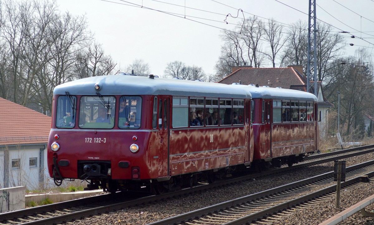 Die Traditionsgemeinschaft Ferkeltaxi e.V. mit ihren Fahrzeugen 172 132-3 + 172 171-1 auf Sonderfahrt zur Insel Zinnowitz zu einer zweitägigen Reise vom 09.04.15 - 12.04.15 vor Ort mit Programm und Fahrten bei der Hinfahrt am 09.04.15 in Berlin-Karow.