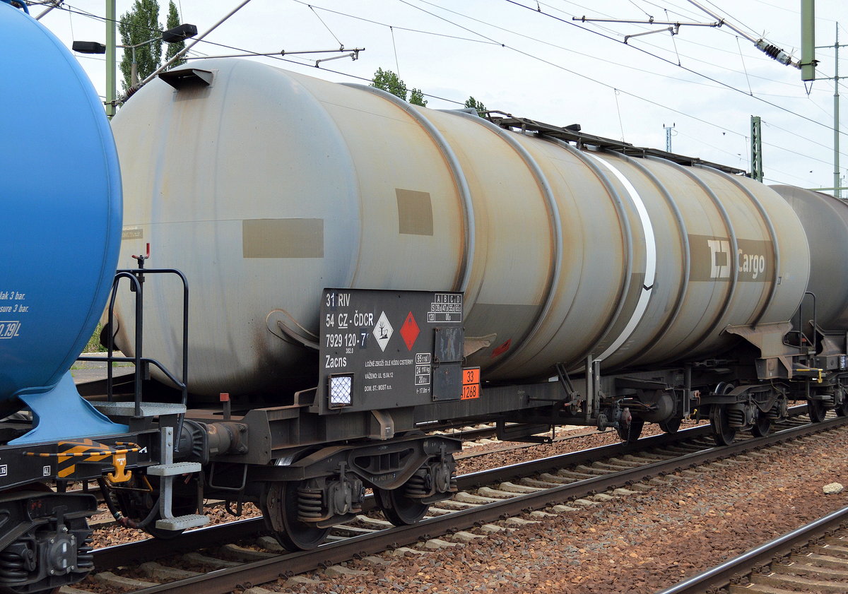 Die tschechische CD Cargo mit dem Kesselwagen mit der Nr. 31 RIV 54 CZ-CDCR 7929 120-7 Zacns 382.0 (UN-Nt.33/1268 = Erdöldestillate, N.A.G. oder Erdölprodukte, N.A.G.) am 23.07.16 Bf. Flughafen Berlin-Schönefeld.