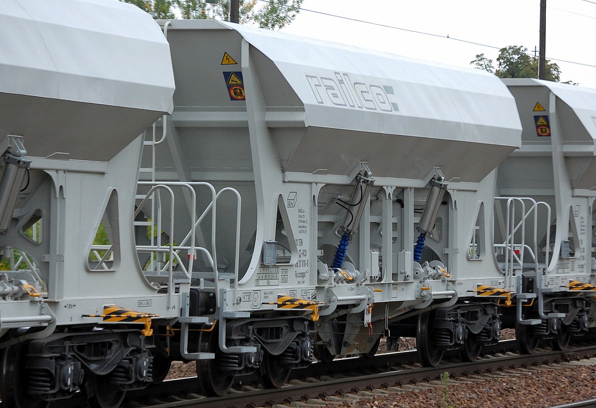 Die tschechische Fa. RAILCO a.s. hat wohl einige ganz neue vierachsige offene Sch�ttgutwagen (Schotterwagen) am ITL vermietet, hier der Wagen 33 TEN 54 CZ-RCO 6 937 010-0 Fa ccnpps442.1, 04.09.13 Bhf. Flughafen Berlin-Sch�nefeld.