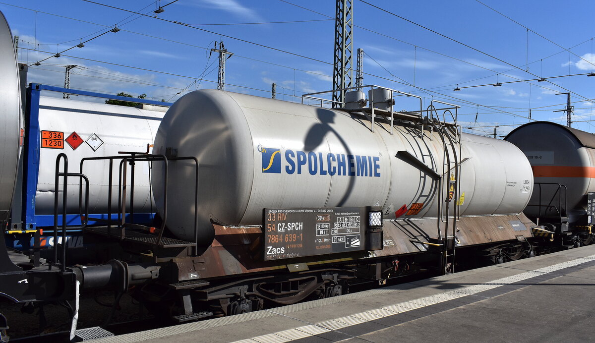 Die tschechische Fa. SPOLCHEMIE (Spolek pro chemickou a hutní výrobu, a.s.) mit einem firmeneigenen Kesselwagen mit der Nr. 33 RIV 51 CZ-SPCH 7864 639-1 Zacs für die Befüllung mit Allylchlorid siehe UN-Nr.: 336/1100 in einem gemischten Güterzug am 07.05.25 Durchfahrt Bahnhof Ruhland.