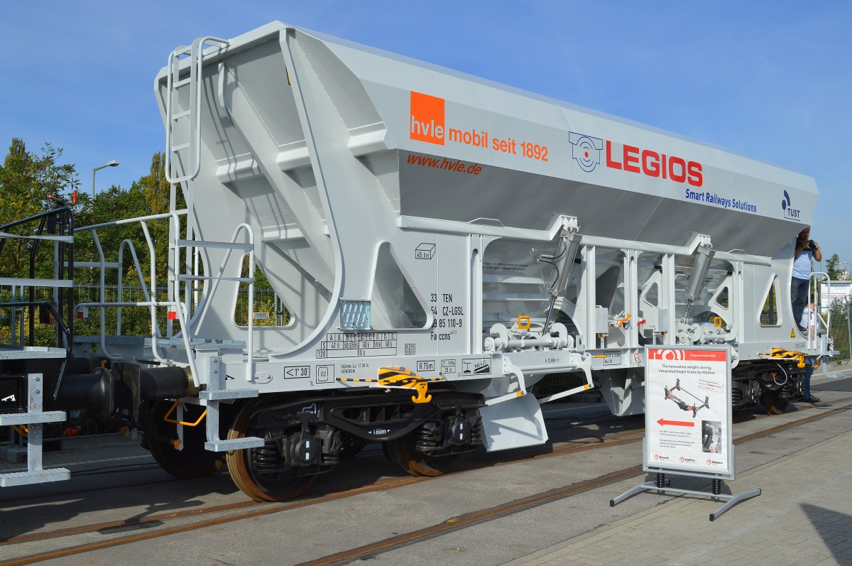 Die tschechische LEGIOS a.s. pr�sentiert einen von den an die HVLE vermieteten Sch�ttgutwagen mit Schwerkraftentladung mit der Nr. 33 TEN 54 CZ-LGSL 69 85 110-9 Fa ccns 442.2 auf der Inno Trans 2014, 28.09.14