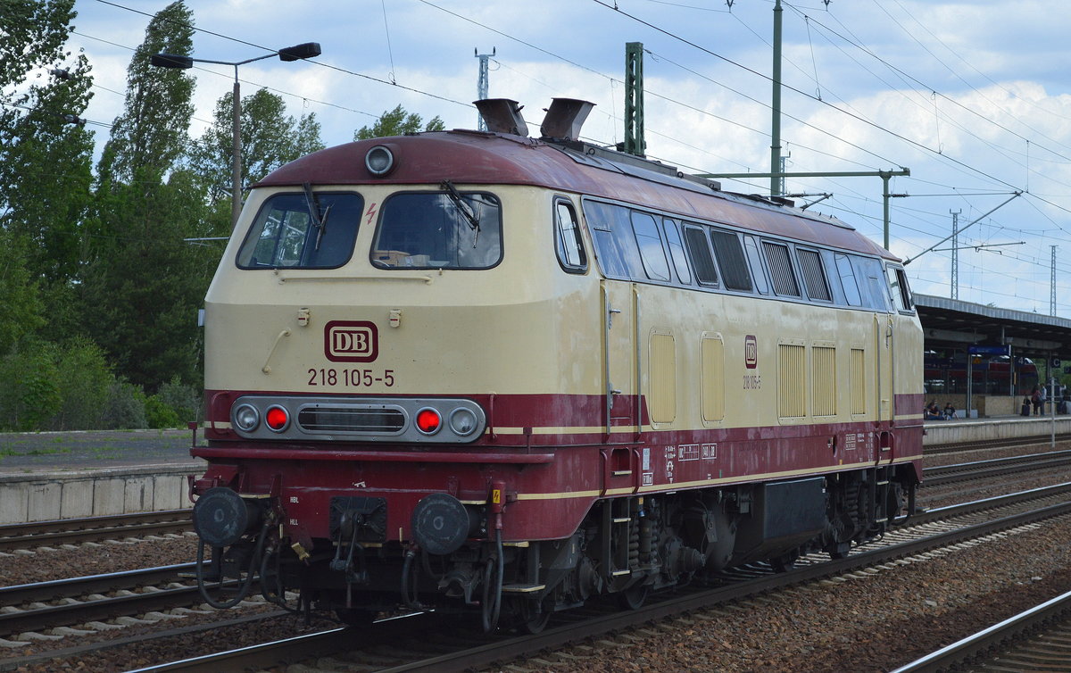 Die Überraschung am 12.06.17 nach der DB 218ér Doppeltraktion im Berliner Ostbahnhof war dann noch diese elfenbei/pupurrote private 218 105-5 (921 80 1 218 105-5 D-NESA) der Eisenbahn-Betriebsgesellschaft Neckar-Schwarzwald-Alb mbH bei der Durchfahrt Bf. Flughafen Berlin-Schönefeld.