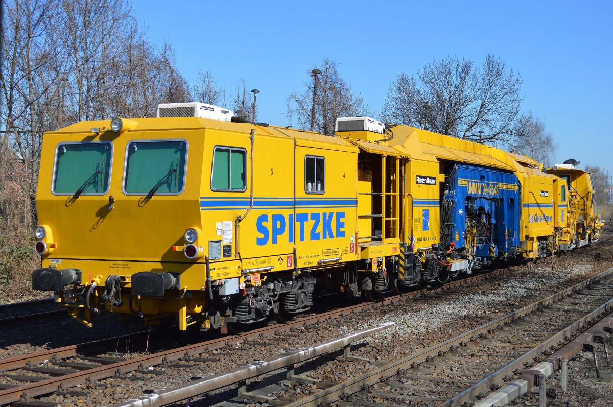 Die Universalstopfmaschine P&T UNIMAT 09-475/4S (D-SPAG 99 80 9124 016-3) der Fa. Spitzke Logistik steht im Moment mit einer Schotterplaniermaschine am Rande des S-Bhf. Berlin Nöldnerplatz abgestellt, 18.03.15
