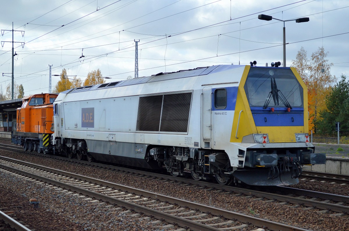 Die Voith Maxima 40 CC (92 80 1264 007-6 D-ADE) gezogen von der Lok 105 015-2 der Ostsächsische Eisenbahnfreunde e.V. am 23.10.15 Bhf. Flughafen Berlin-Schönefeld.