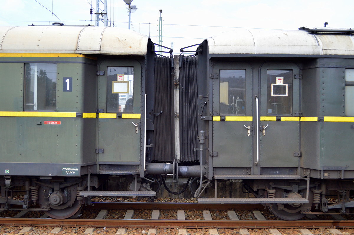 Die Wagenübergänge bei historischen Personenwagen sind immer ein Bild wert, 31.05.16 Bf. Berlin-Lichtenberg. 
