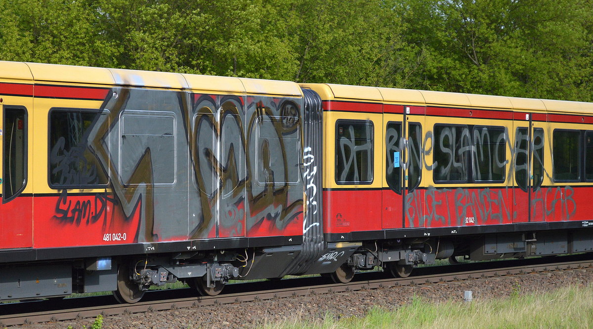 Die Zeiten der Unruhe und Randale zum 01. Mai in Berlin gehören seit ein paar Jahren zur Vergangenheit, ein kleines Zeichen des Protests in Form eines politischen Graffiti trug hier noch einige Zeit eine Berliner S-Bahn. Die guten alten 80ér sind halt leider lange Zeit vorbei und in Berlin leben nur noch spießige Wessies aus Schwaben oder narzistische unpolitische Partiepeople der gegenwärtigen Generation !!!