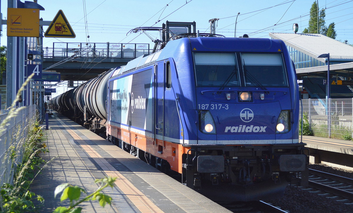 Die zu dem Zeitpunkt noch ganz neue Raildox 187 317-3 (91 80 6187 317-3 D-RDX, Bombardier Bj.2017) mit Kesselwagenzug am 01.06.17 Bf. Berlin-Hohenschönhausen.