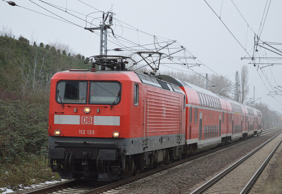Dienstfahrt, 112 133 mit Doppelstockwagen-Garnitur Richtung Bf. Berlin-Lichtenberg am 25.01.17 Berlin-Hohenschönhausen.