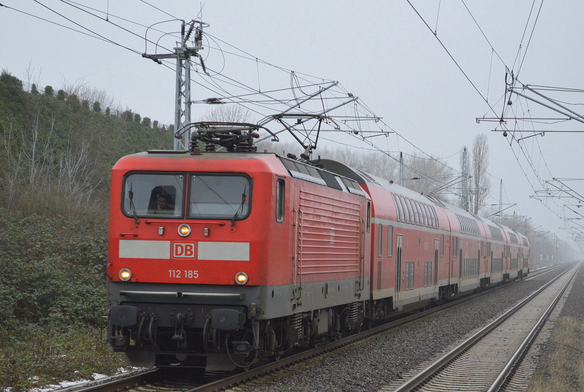 Dienstfahrt, 112 185 mit Doppelstockwagen-Garnitur Richtung Bf. Berlin-Lichtenberg am 24.01.17 Berlin-Hohenschönhausen.