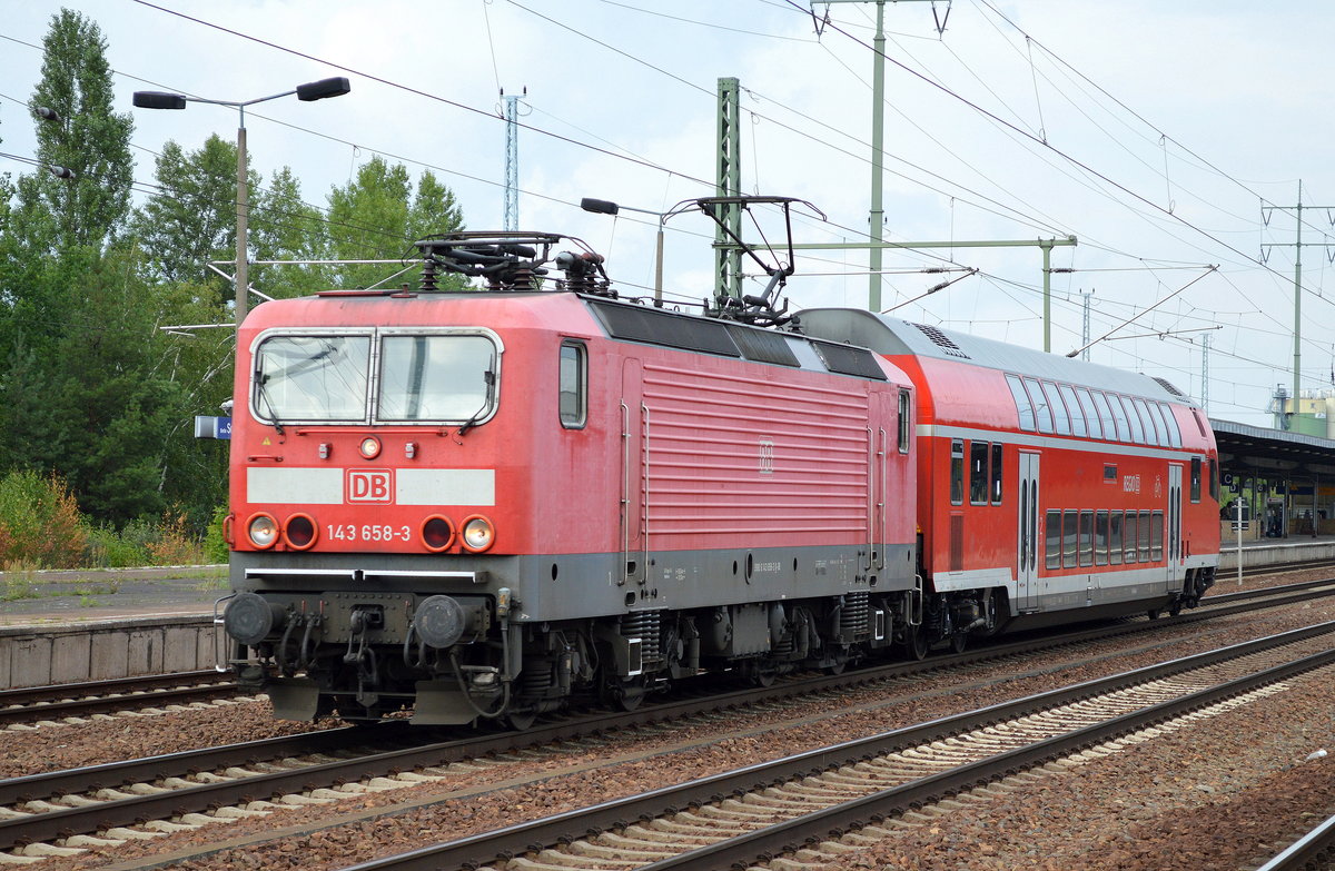 Dienstfahrt mit 143 658-3 und einem Doppelstocksteuerwagen am Haken am 05.08.16 Durchfahrt Bf. Flughafen Berlin -Schönefeld.