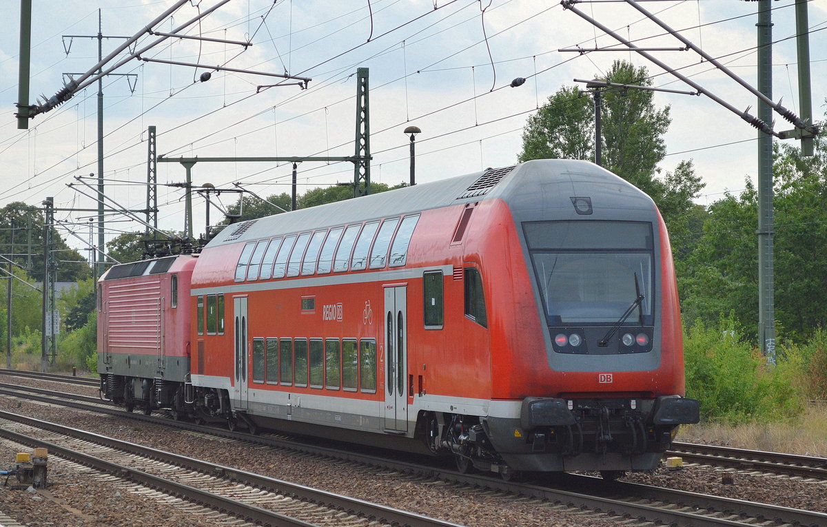 Dienstfahrt mit 143 658-3 und einem Doppelstocksteuerwagen am Haken am 05.08.16 Durchfahrt Bf. Flughafen Berlin -Schönefeld.
