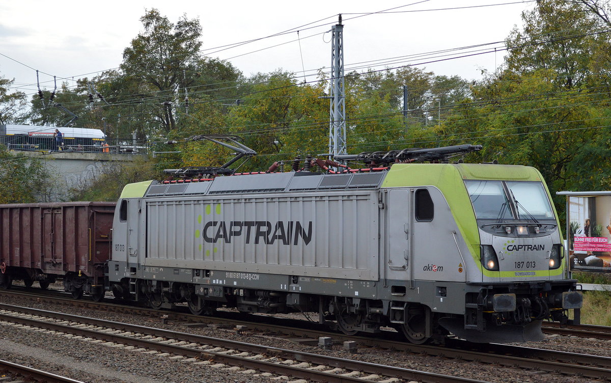 Diese akiem Captrain 187 013-8 [NVR-Number: 91 80 6187 013-8 D-AKIEM, Bombardier Bj.2015] ist untervermietet an Raildox und an diesem Tag mit einem gemischten GÜterzug aus slowakischen offenen Drehgestell-Güterwagen und Drehgestell-Rungenwagen bestehend Richtung Nordost am 20.10.17 Berlin-Springpfuhl.  