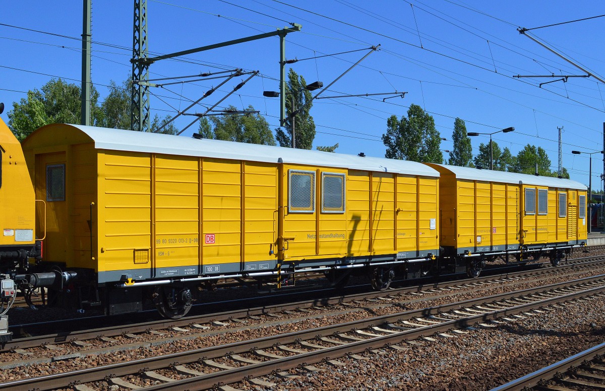 Diese beide Bahndienstwagen befanden sich am Haken der DB Netz Schienenschleifmaschine LORAM HSM 801, es sind der Wagen 99 80 9320 013-2 D-DB HSM-G 360.9 + 99 80 9320 014-0 D-DB HSM-Z 361.8 am 05.06.15 Bhf. Flughafen Berlin-Schönefeld.