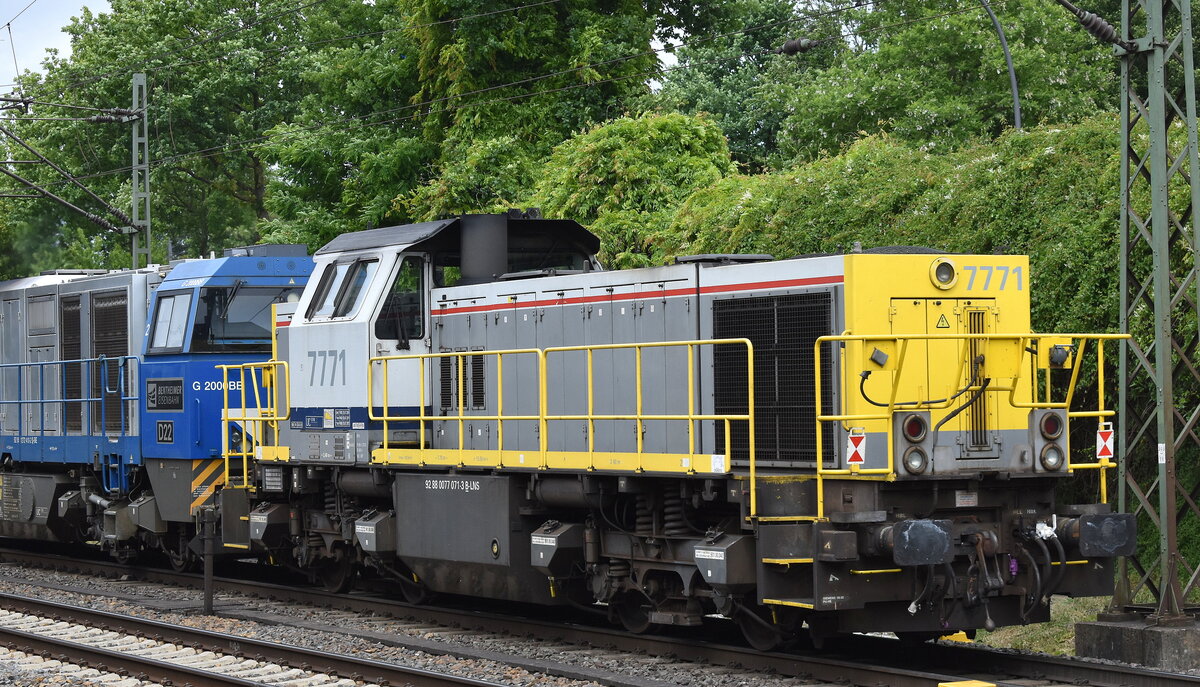 Diese belgische Diesellok vom Typ Vossloh HLD 77 der Lineas Group SA/NV   7771  (NVR:  92 88 0077 071-3 B-LNS ) hing am Haken von der Bentheimer Eisenbahn Lok  D 22  (NVR:  92 80 1272 410-2 D-BE ) am 27.05.25 Höhe Bahnhof Hamburg-Harburg.