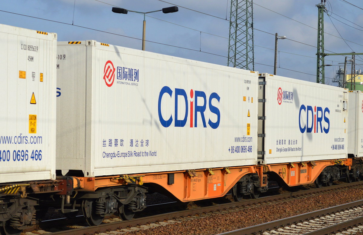 Diese Container haben bereits einen langen Land-Bahnweg hinter sich, ob es sich bei dem gesamten Containerzug um den Chengdu-Tilburg-Rotterdam-Express handelt ist mir nicht bekannt, jedenfalls wird nun schon seit einigen Jahren (auf Grundlage der historischen alten Seitenstraße) über drei Routen Container direkt von China über Russland (teilweise Kasachstan), Weißrussland nach Europa über die Ukraine u. Polen nach Deutschland u. den Benelux-Staaten ausgeliefert. Hier zwei der CDiRS Contaioner auf einem WASCOSA Gelenk-Containertragwagen mit der Nr. 37 TEN-RIV 80 D-WASCO 4975 760-2 Sggrss am 26.01.17 Bf. Flughafen Berlin-Schönefeld. 