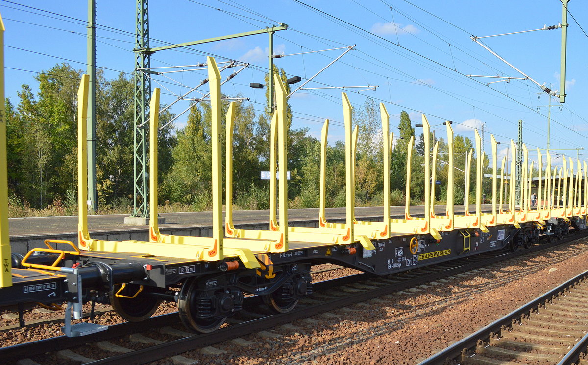 Diese fabrikneuen Wagen wurde gerade zum Sichtungszeitpunkt des Zuges auch auf der InnoTrans 2016 präsentiert, es sind Drehgestell-Flachwagen mit Niederbindeeinrichtungen vom Einsteller TRANSWAGGON im Bild der Wagen 81 TEN 80 D-TWA 4723 151-4 Snps, zum Transport von Stammholz, hier ein Zug gezogen von der Fa. PRESS am 21.09.16 Bf. Flughafen Berlin-Schönefeld.
