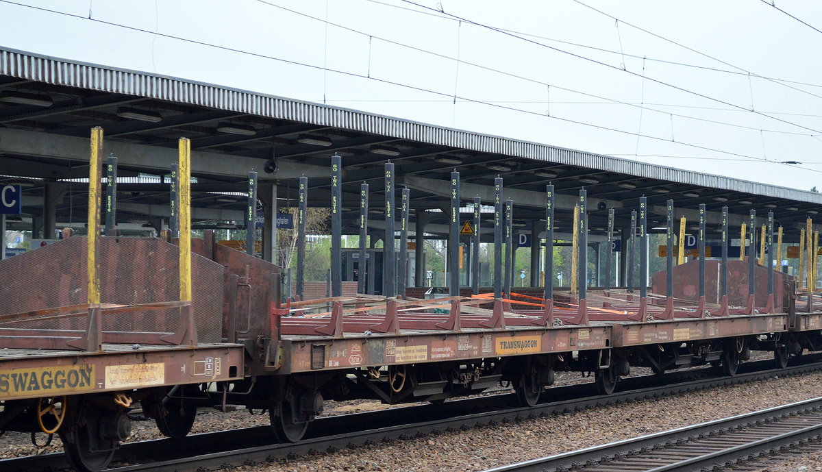 Diese Flachwageneinheit mit geradem Fußboden (und Rungen)vom Einsteller TRANSWAGGON trägt interessanterweise eine DB Nr. 24 RIV 80 D-DB 4305 500-8(P) Laas am 12.04.16 Bf. Flughafen Berlin-Schönefeld. 