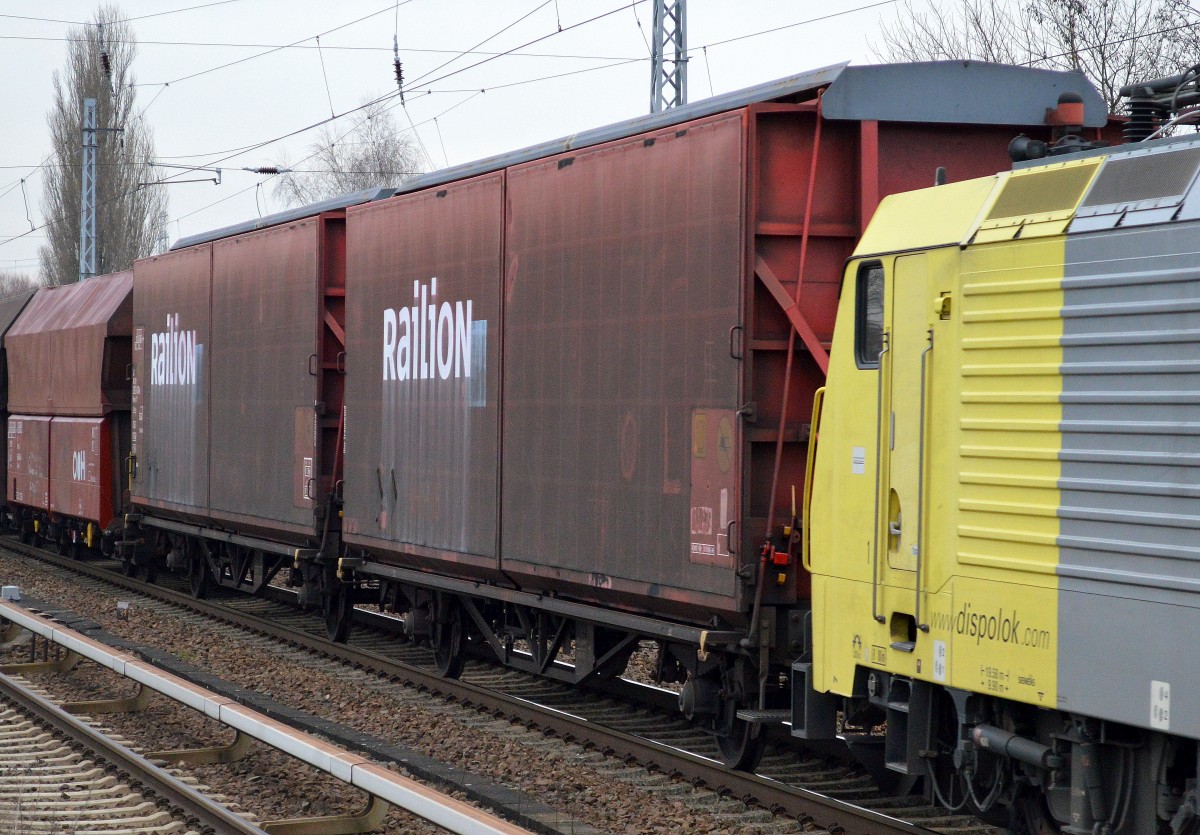 Diese Großräumigen Schiebewandwagen-Wageneinheiten der DB vom Typ Hirrs-tt 325 bekommt man im Nordosten Deutschlands nicht sehr häufig zu Gesicht, leider war bei den Lichtverhältnissen die Nr. nicht lesbar, 17.12.14 Berlin-Karow.