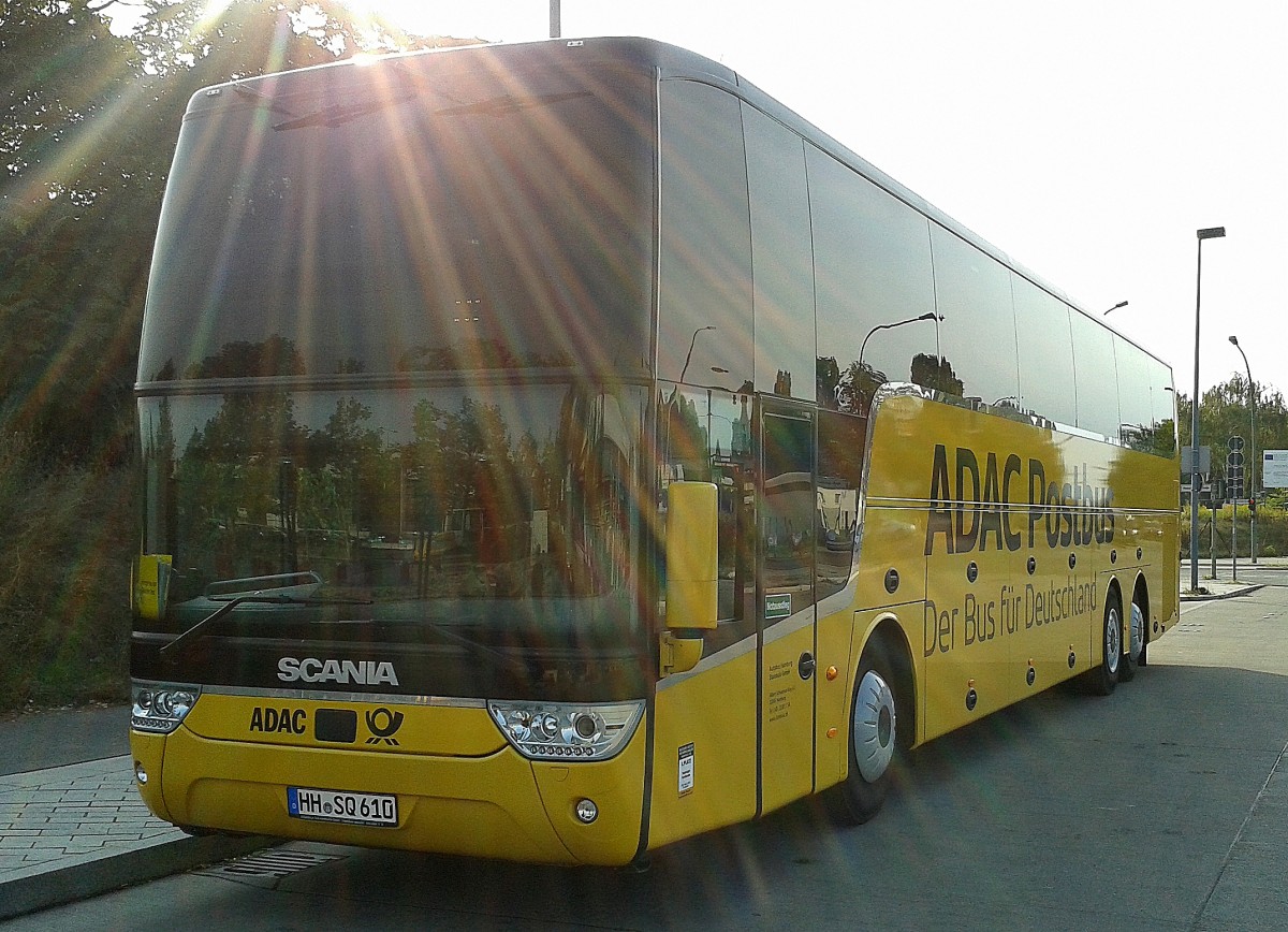 Diese hochmodernen Reisebusse von VanHool vom Typ TDX21 Altano Scania werden schon seit einiger Zeit vom ADAC im Auftrag der Post als Postbusse wieder im Linienreiseverkehr eingesetzt, hier stand leider im Gegenlicht einer am frühen Abend am Bhf. Berlin-Südkreuz, 06.09.14