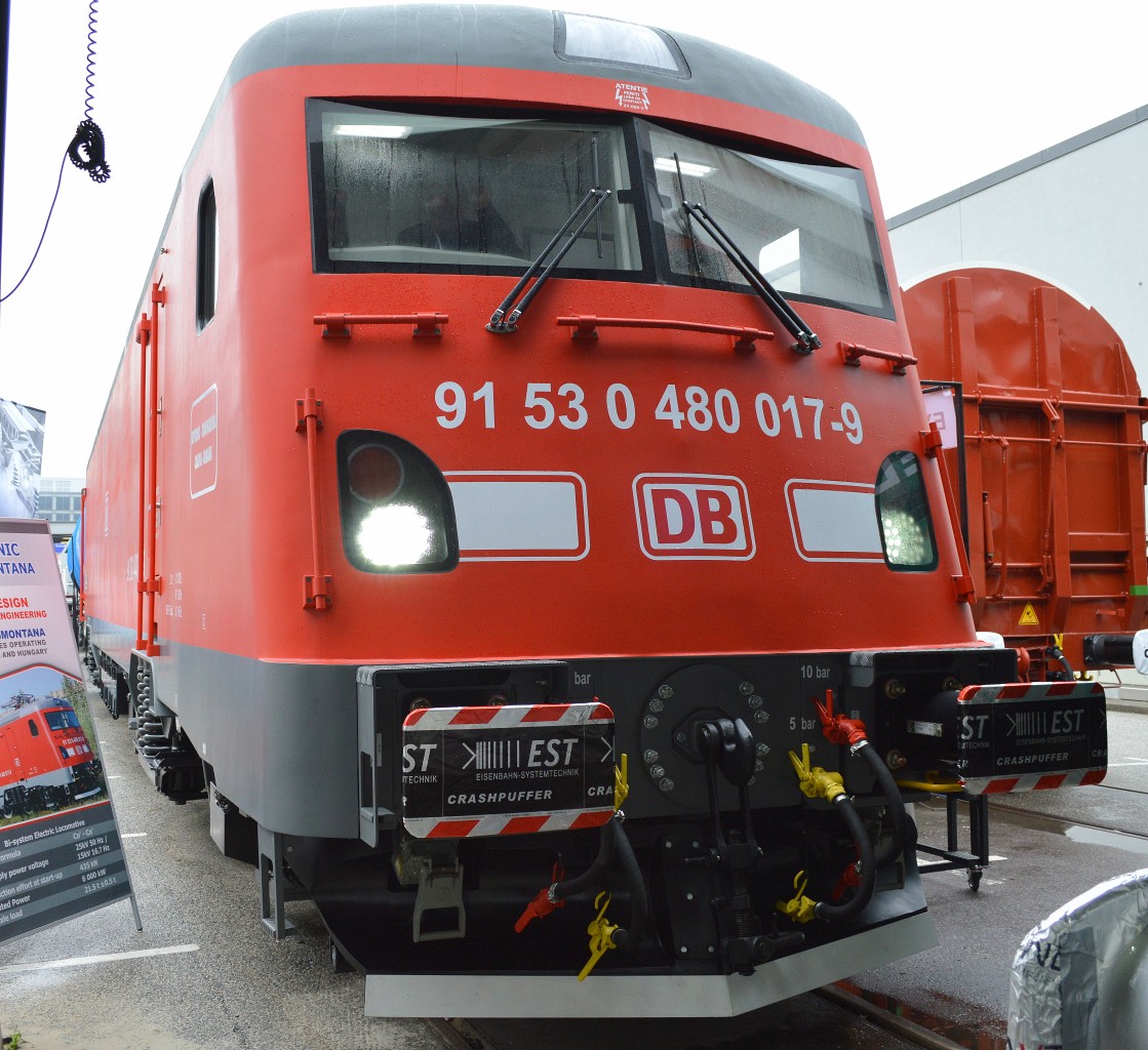 Diese interessante Lok mit dem Namen Transmontana wurde von der rumänischen Fa. Sc Softronic entwickelt und gebaut und hat bei der DB Schenker Rail Rumänien jetzt auch einen Abnehmer für diese durchaus moderne und leistungsfähige Lok im Güterverkehr in Rumänien gefunden. Die Lok mit der Nr. 91 50 0 482 017-9 ist nicht unbedingt eine Schönheit (muss sie als Güterzuglokomotive auch nicht), entspricht aber den Leistunganforderungen und europäischen Standards, 26.09.14 Inno Trans Berlin.