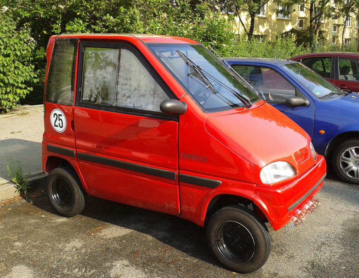 Diese kleine Elektomobil, der CANTA DLX kommt vom niederländischen Hersteller Waaijenberg und wird in Deutschland interessanterweise als geschlossener führerscheinfreier Krankenfahrstuhl angeboten mit Mofazulassung und Höchstgeschwindigkeit 25 km/h, allerdings für mich ein ganz normales Minielektromobil, so wird er in den Niederlanden auch verkauft, einen Schönheitspreis würde er wohl nicht gewinnen, einfach nur praktisch im Ctyverkehr, 09.07.14 Berlin-Pankow.  