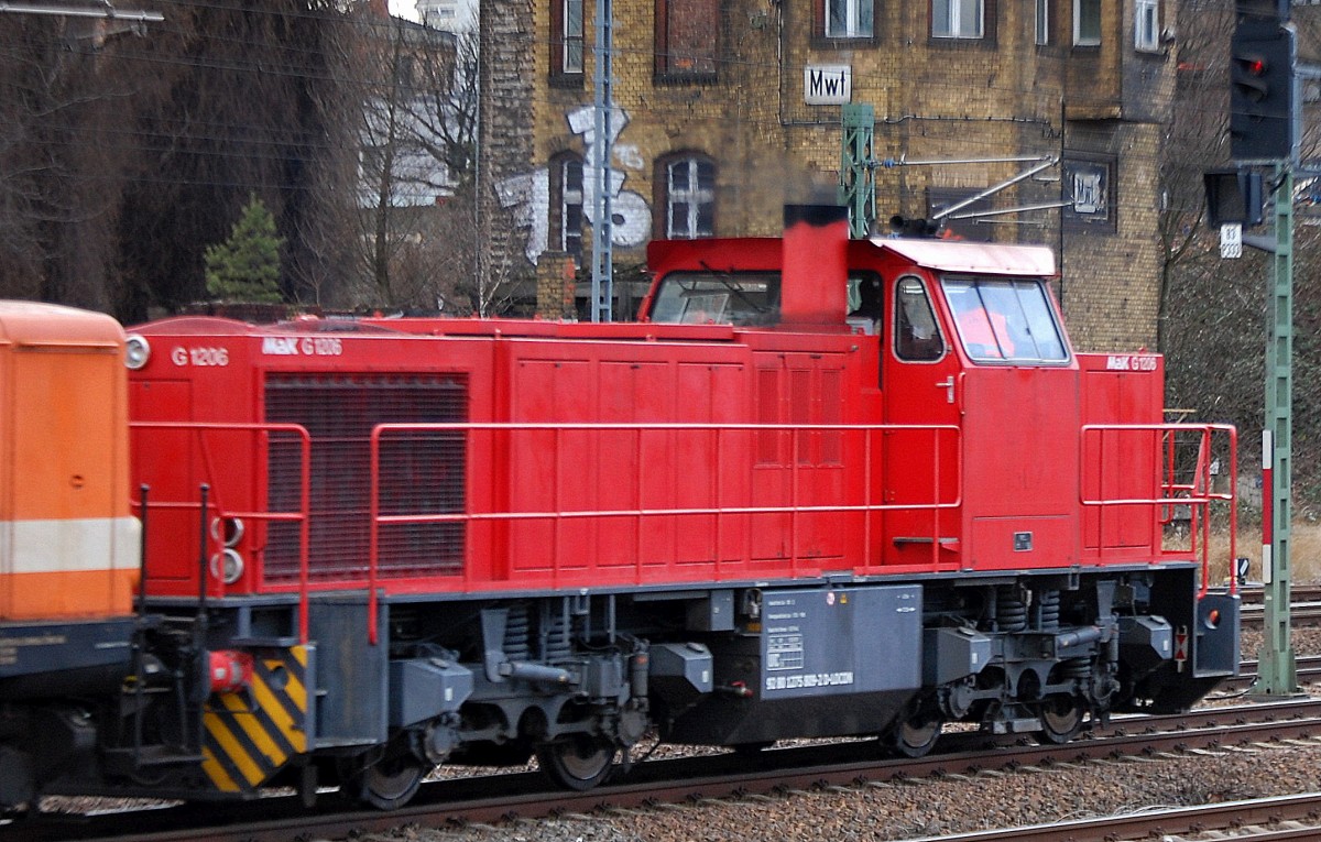 Diese von LOCON angemietete MaK G 1206 (275 ???-2) hatte heute LOCON 208 (212 357-8) + LOCON 207 (212 358-6) am Haken Richtung Berlin-Spandau am 06.02.14 Berlin Beusselstr.