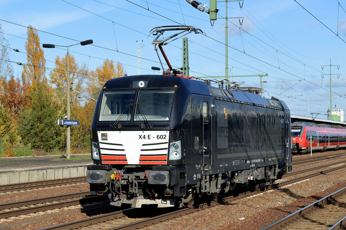 Diese MRCE Siemens Vectron X4 E - 602 (91 80 6193 602-0 D-DISPO, Siemens Bj.2015) ist seit Juni 2015 in Diensten von DB Schenker Rail unterwegs heute am 26.02.15 Durchfahrt Bhf. Flughafen Berlin-Sch�nefeld.