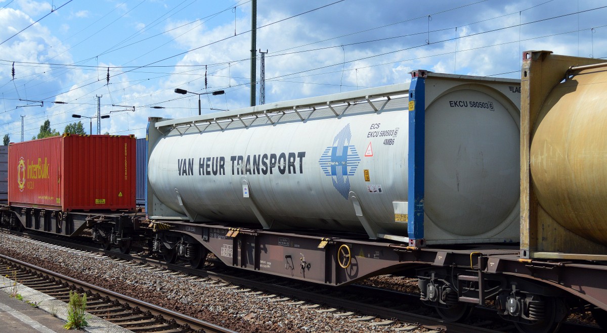 Diese niederländische Transportfirma mit dem Namen VAN HEUR TRANSPORT gehört inzwischen zum Logistiker VAN DEN BOSCH, hier mit einem Großtankcontainer am 12.08.14 Bhf. Flughafen Berlin-Schönefeld.