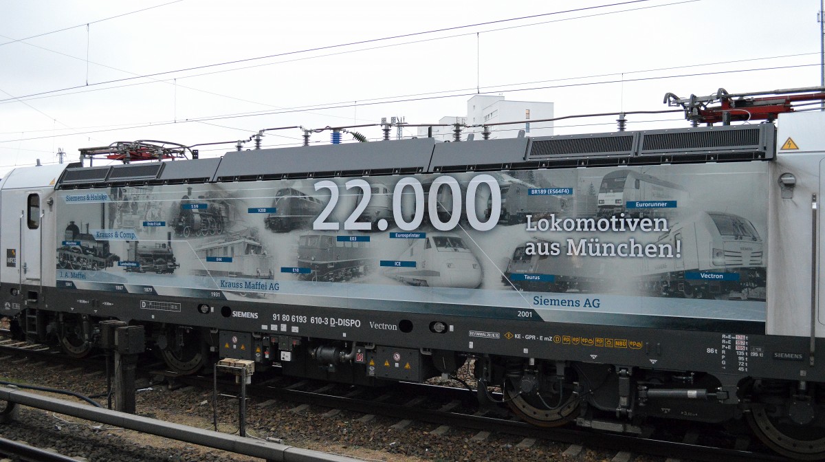 Diese Seitenfolie finde ich recht interessant gestaltet in Bezug auf recht geschichtsträchtige Historie bei der Produktion von Siemens-Bahnfahrzeugen, allerdings hätte etwas mehr Farbe bei den Darstellungen auf dem weißen Untergrund dieser neuen Siemens Vectron sicherlich nicht geschadet, vor allem wenn die Sonne nicht scheint. Trotzdem ist die neue MRCE Vectron X4 E - 610 angemietet von DB/Schenker ein echter Hingucker, 07.12.15 Bhf. Berlin-Lichtenberg.