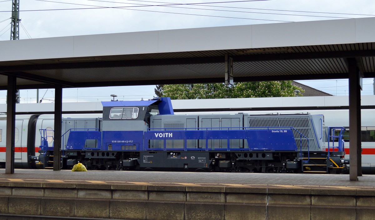 Diese Voith Gravita 15L BB (92 80 1265 499-4 D-VTLT) fuhr am 03.05.14 vom Betriebsgelände des DB Werk Fulda nach dem Tanken wieder durch den Bhf. Fulda erst nach Norden und später wieder zurück Richtung Süden.