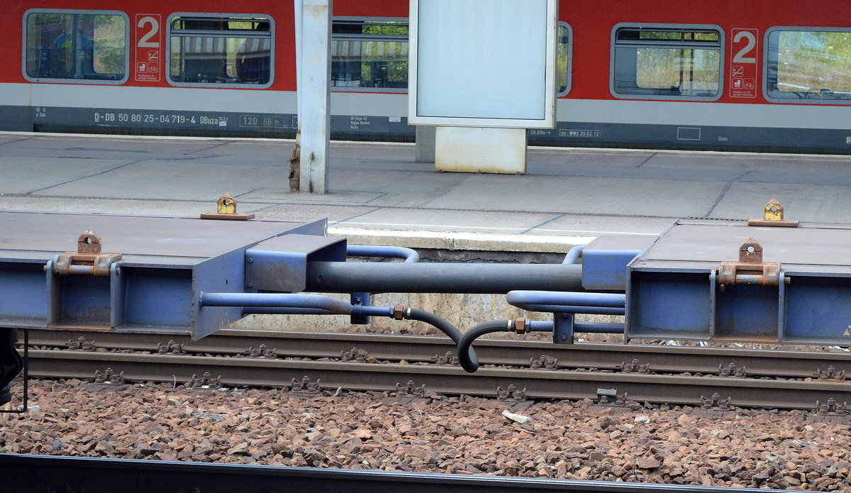 Diese Wageneinheiten sind nur mit diesen flexiblen starren Lenkstangen miteinander verbunden, interessante einfache Lösong des niederländischen Einsteller RailReLease BV aus Rotterdam für diese Wageneinheiten für Containertransporte oder Wechselaufbau am 26.07.16 Bf. Flughafen Berlin-Schönefeld.