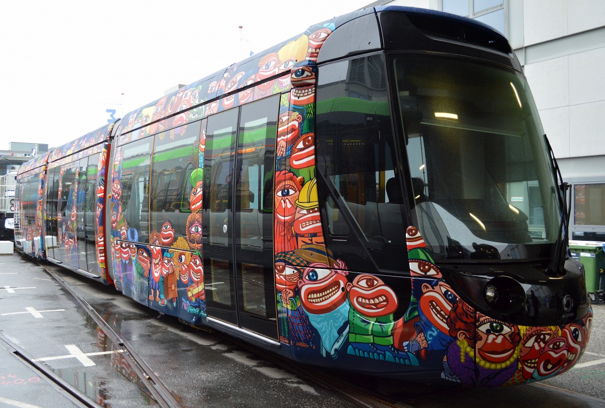 Diese wunderschön gestaltete Niederflur-Straßenbahn von Alstom, eine Citadis Compact am 26.09.14 Inno Trans Berlin.