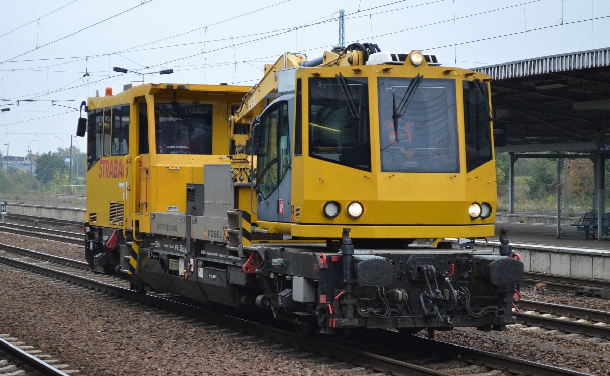 Diesen Gleiskraftwagen der Fa. STRABAG habe ich in dieser Bauweise bisher noch nicht gesehen, ein Robel Bamowag 54.20 mit einem TEREX Greifer mit Führerhaus mit dem das gesamte Fahrzeug gesteuert werden kann, das gesamte Bahngleisbaufahrzeug ist unter der Nr. 99 80 9150 001-2 D-BRS registriert, 07.10.15 Bhf. Flughafen Berlin-Schönefeld.