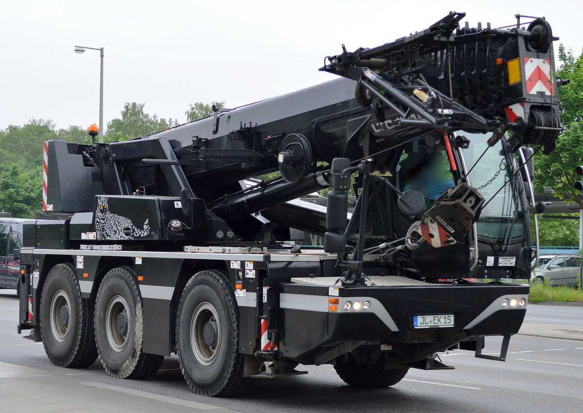 Diesen relativ neuen LIEBHERR LTC 1050-3.1 Kompaktkran (All-Terrain-Kran) einer mir unbekannten Firma sehe ich heute das erst Mal, 25.05.16 Berlin-Marzahn.
