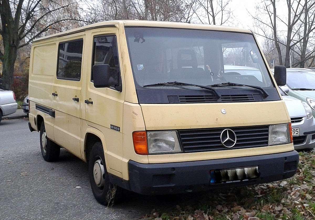 Diesen Transporter sieht man im Vergleich mit VW Transportern oder dem Ford Transit u.a. relativ selten, es ist der Mercedes Benz MB 100 D in der Version wie er von 1992-1995 mit langem Radstand produziert wurde, wirkt inzwischen von der Form  her schon eigenartig altmodisch fast wie ein Oldtimer obwohl er nur ca. 20 Jahre alt ist, 20.11.14 Berlin-Pankow.
