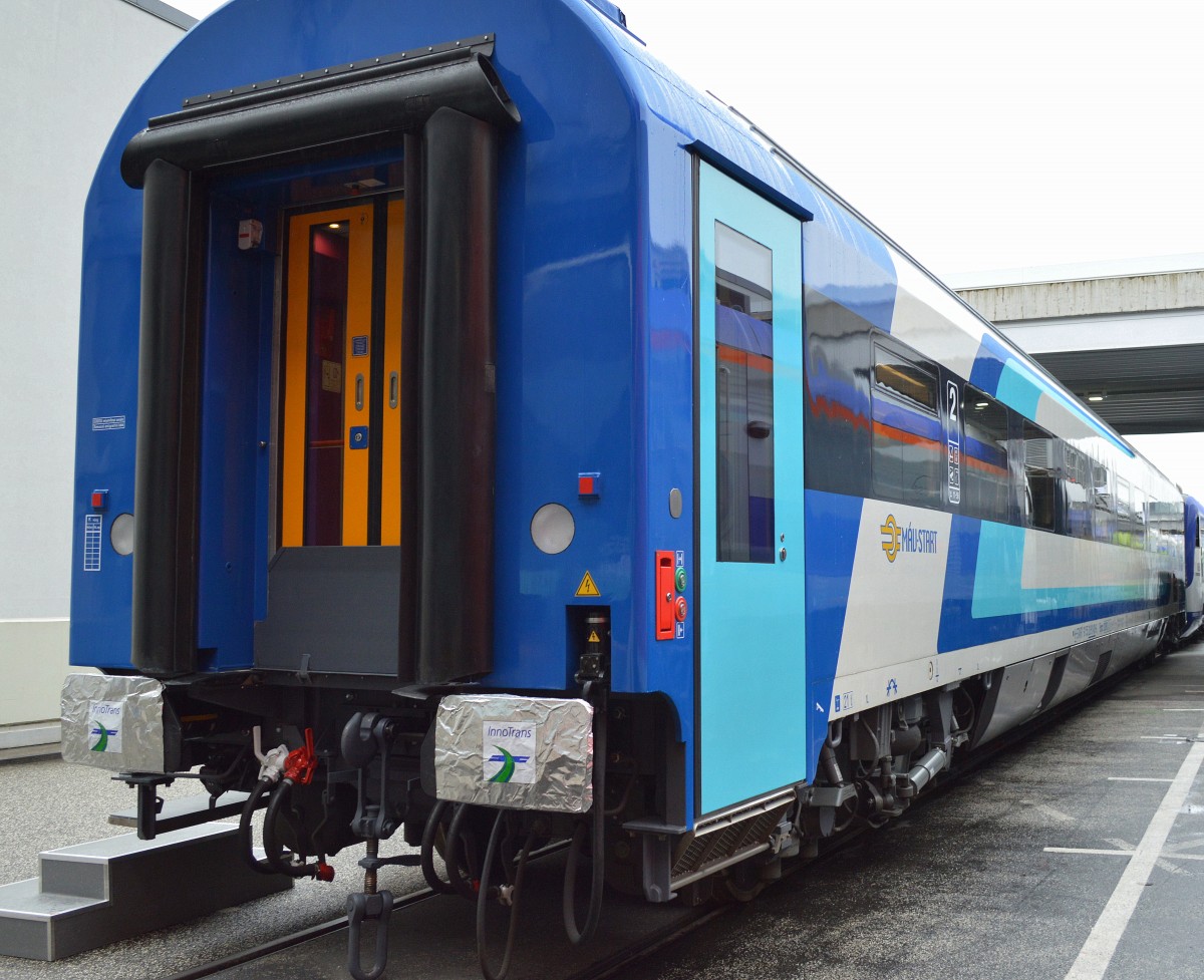Diesen wunderschönen 2.Klasse Personenwagen (IC-Reisezugwagen) präsentiert die ungarische MÁV -START Vasúti Személyszállitó Zrt. auf der Inno Trans Berlin, 26.09.14