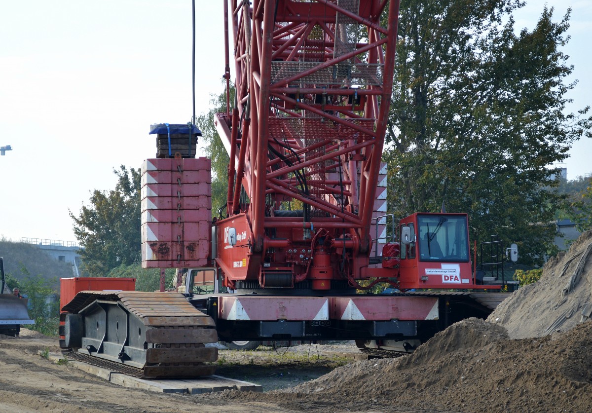 Dieser DEMAG CC 2800 Raupenkran (max. Traglast 600t) der Fa. DFA Industriemontage GmbH ist jetzt schon einige Monate auf der Großbaustelle Berlin Ostkreuz im Einsatz, 06.10.14