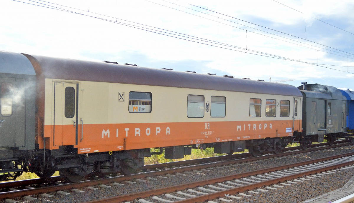 Dieser kleine MITROPA Speisewagen mit der Nr. DR 51 50 88-15 023-7 WRg (D-EFSFT 55 80-13 023-7) kam ebenfalls am 20.09.15 im Sonderzugeinsatz beim Bahnfest Berlin macht Dampf in Berlin Schöneweide zum Einsatz