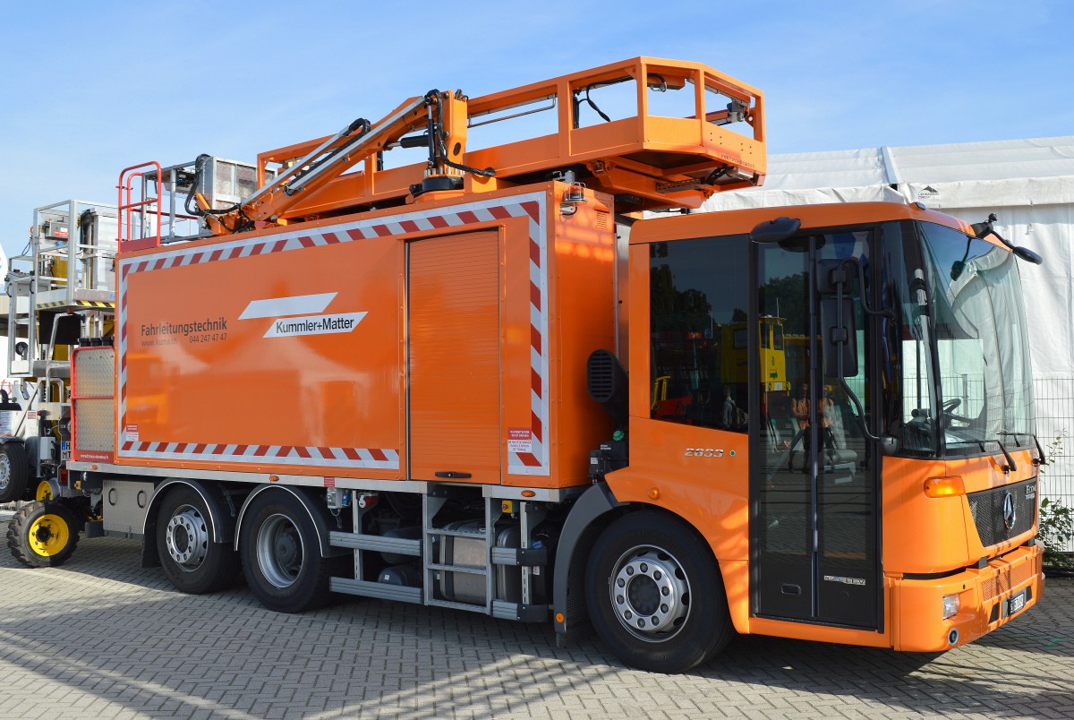 Dieser MB ECONIC 2633 mit Hubarbeitsbühne der Fa. Fahrleitungstechnik Kummler + Matter wurde auch auf der Inno Trans 2014 in Berlin gezeigt, 28.09.14 