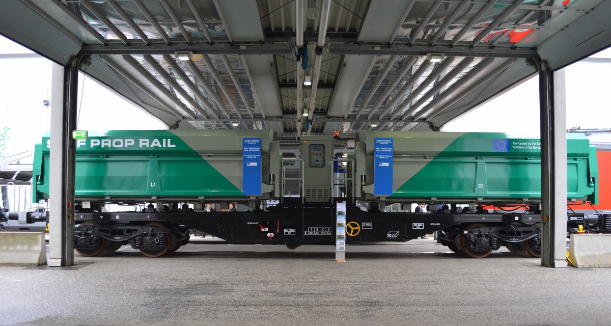 Dieser neuartige Schüttgutkippwagen (Self prop rail Wagon) mit eigener Steuermechanik zum Dosieren des Schüttgutes wird von der kroatischen Fa. Railway Curriages Factory Cakovec Ltd. auf der Inno Trans Berlin präsentiert, 26.09.14