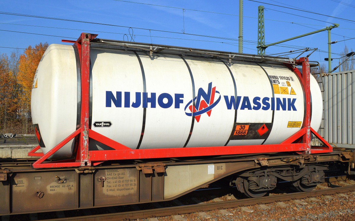 Dieser NIJHOF WASSINK Kesselcontainer enthält Harzlösung siehe UN-Nr. 30/1866 am 31.10.15 Bhf. Flughafen Berlin-Schönefeld.