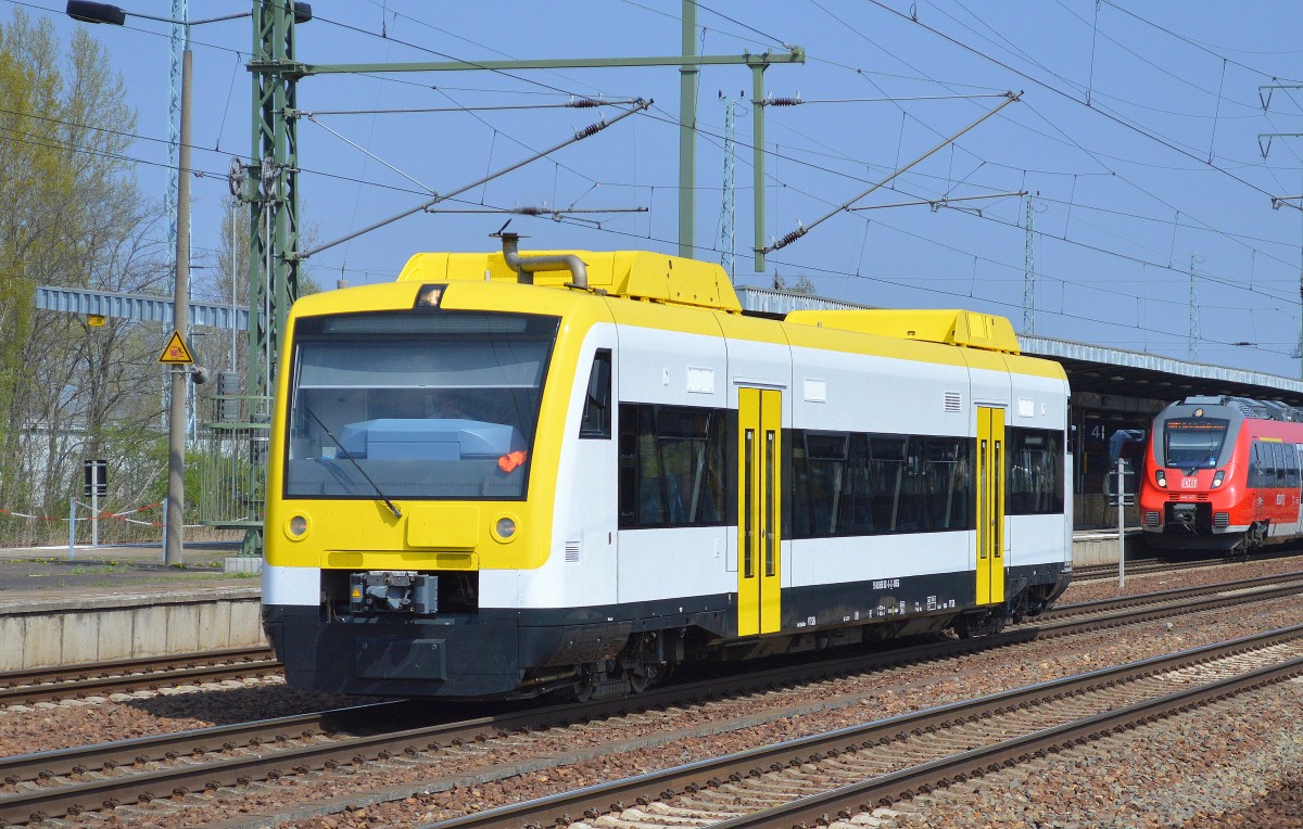 Dieser RS1 der Südwestdeutschen Verkehrs-AG (SWEG) in dieser auffälligen neuen Farbgebung durchfuhr den Bhf. Flughafen Berlin-Schönefeld, ehemals VT 526 der OSB (95 80 0650 588-6-D-SWEG), jetzt in gelb-weiß-schwarz noch ohne Logo oder Linienbezeichnung, 24.04.15
