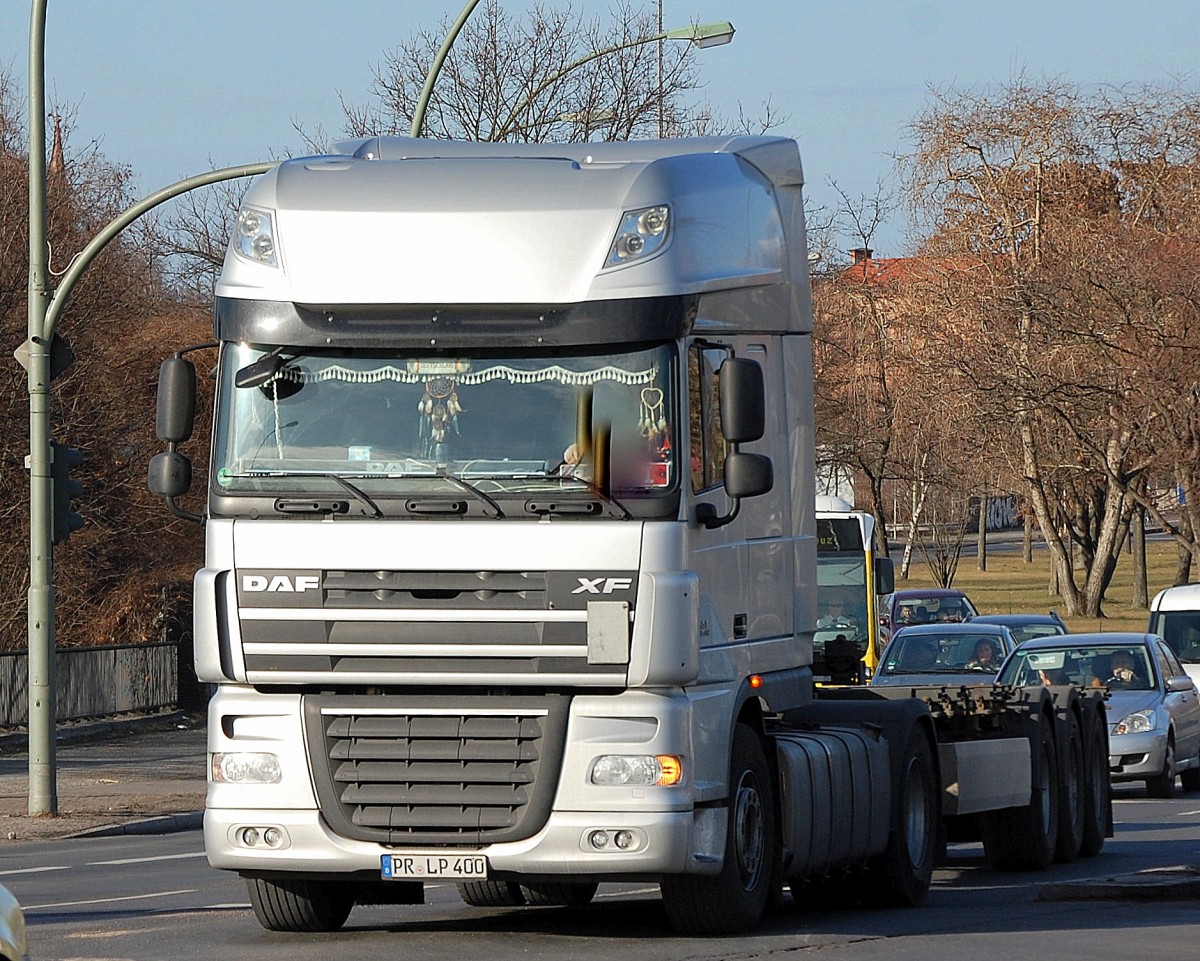 Dieser silberne DAF XF 105 Sattelzug f�hrt zum Berliner Westhafen um einen Container abzuholen ,06.02.14 Berlin Beusselbr�cke.